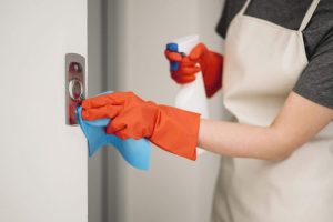 Vệ sinh bảng gọi tầng thang máy