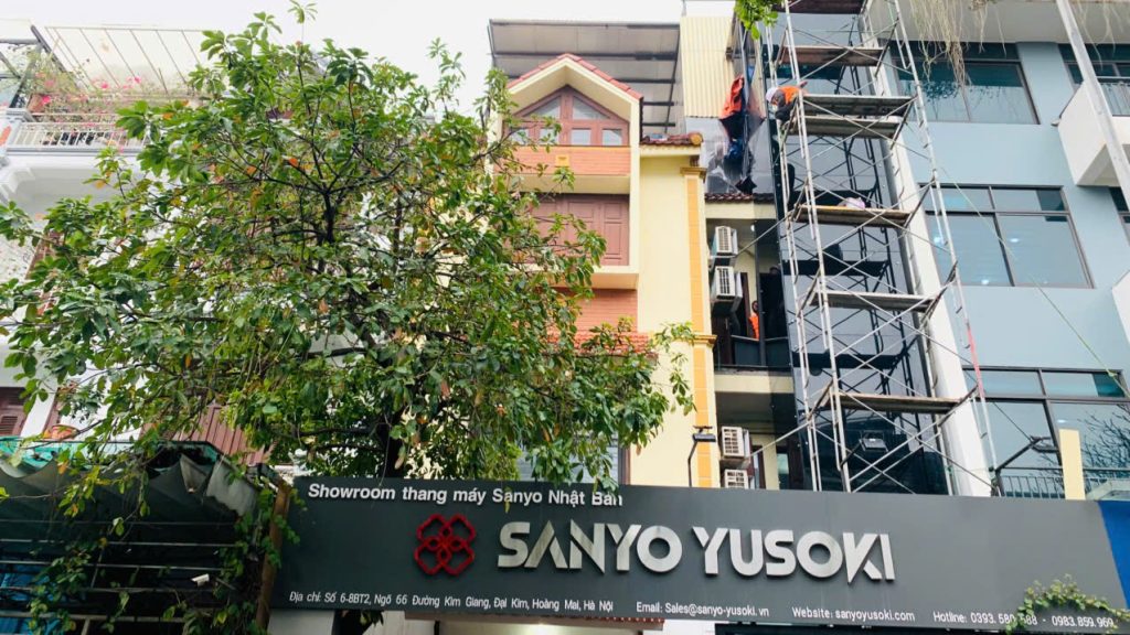Thang máy ngoài trời tại showroom Sanyo Yusoki